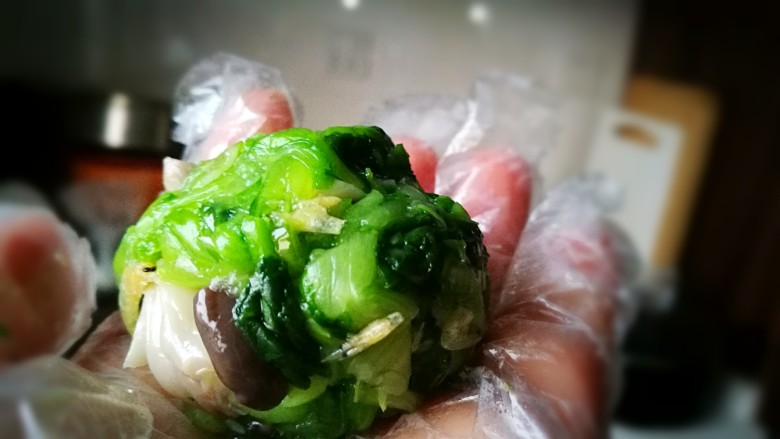 糖尿病菜谱~罗汉菜团儿,将油菜蘑菇团成圆形