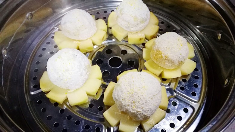 糖尿病菜谱~罗汉菜团儿,蒸锅中水烧开 蒸屉上放上土豆片 把菜团子放在土豆片上 盖上盖子蒸一刻钟