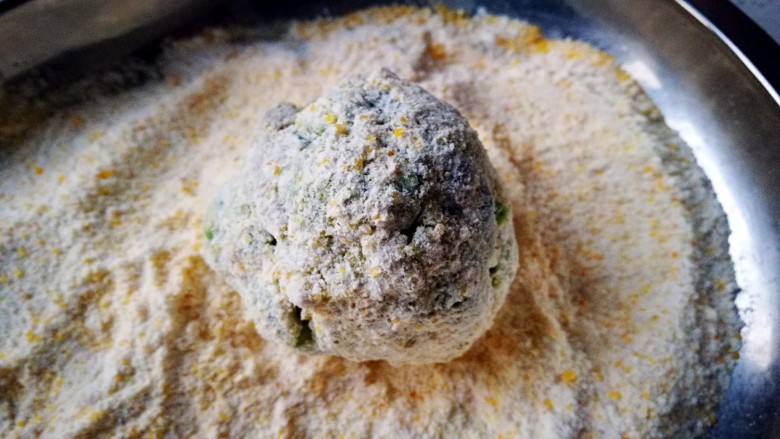 糖尿病菜谱~罗汉菜团儿,放入玉米粉中滚动
