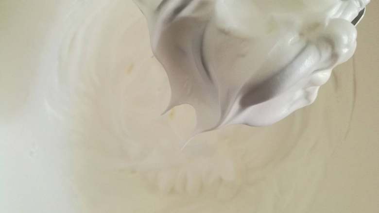 玫瑰蛋白糖,用打蛋器高速打发到小尖角状态