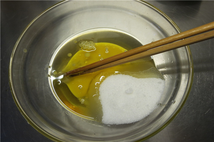 久远的记忆--香酥炉果,将一个鸡蛋打散,加入玉米油和白糖