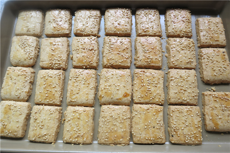 久远的记忆--香酥炉果,将烤盘放入预热175度的烤箱中层,上下火,烤16-18分钟,停火后焖5分钟。