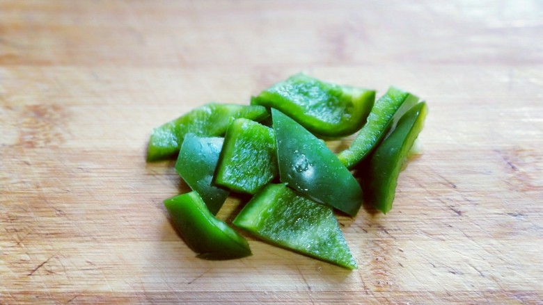 彩蔬肉片炒干豆腐皮,<a style='color:red;display:inline-block;' href='/shicai/ 61'>青椒</a>去根,去籽,洗干净切块。