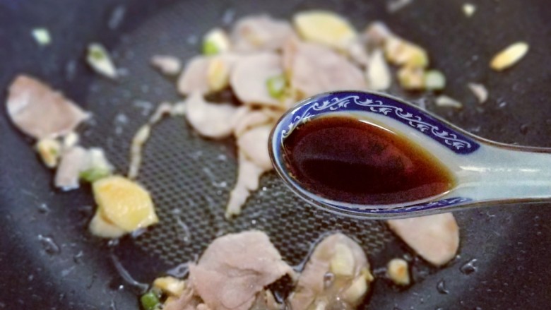 彩蔬肉片炒干豆腐皮,加入<a style='color:red;display:inline-block;' href='/shicai/ 788'>生抽</a>,翻炒均匀。