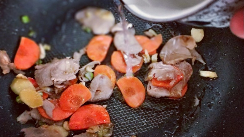 彩蔬肉片炒干豆腐皮,加入清水。(可以适当多加一些水,因为这道菜要有一点汤汁才好吃)