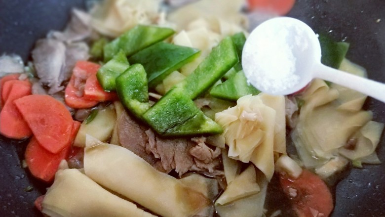 彩蔬肉片炒干豆腐皮,加入盐翻炒均匀,1分钟即可出锅。