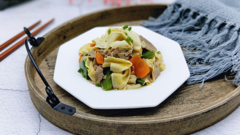 彩蔬肉片炒干豆腐皮,盛出装盘,撒上少许葱花。