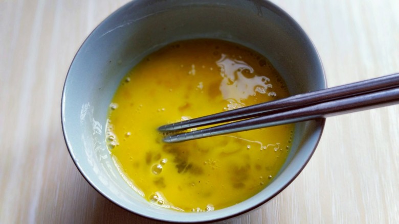 #适合冬天的菜#韭黄炒鸡蛋,用筷子抽打,打散。
