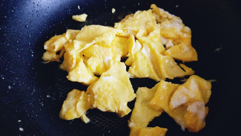 #适合冬天的菜#韭黄炒鸡蛋,待蛋液凝固后用铲子将鸡蛋饼切小块,盛出备用。