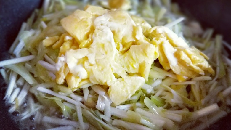 #适合冬天的菜#韭黄炒鸡蛋,加入提前煎好的鸡蛋,快速翻炒均匀即可出锅。
