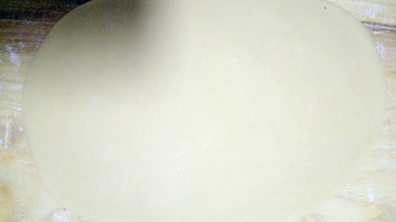 苹果玫瑰花,擀成大一些的皮,尽量擀薄一些