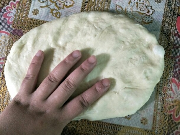 最爱面包+日式炼乳面包,轻轻按压排气,滚圆松弛15分钟