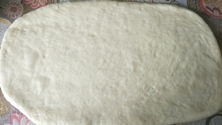 最爱面包+日式炼乳面包,把面团擀成长方形,如果擀不开可以多松弛一会儿