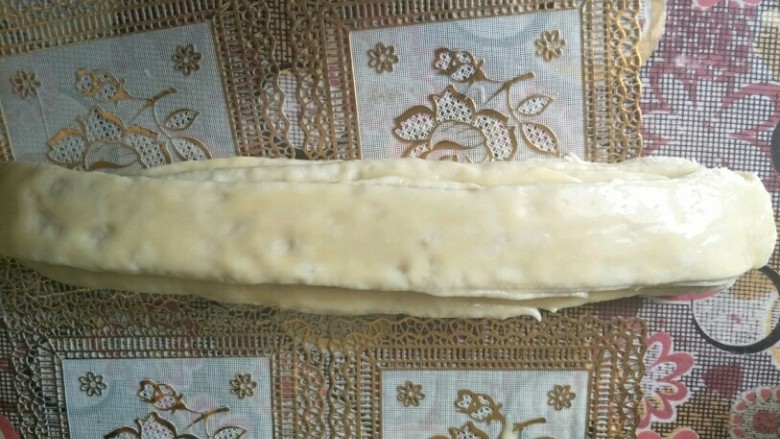 最爱面包+日式炼乳面包,一条条叠起来,切成8小段