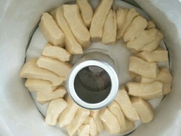 最爱面包+日式炼乳面包,竖着排入中空模具,模具围一圈油纸防粘。二次发酵两倍大