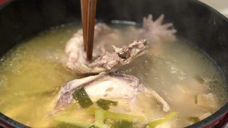 一锅两吃-老鸡慢炖,用筷子测试