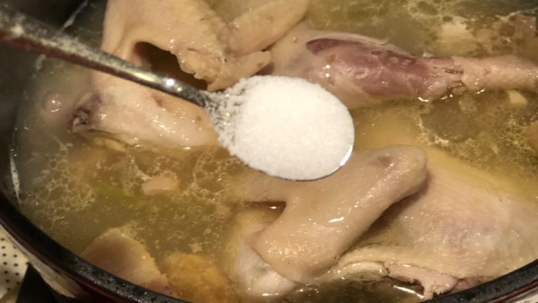 一锅两吃-老鸡慢炖,加入适量的盐调味
火腿自带咸味,加入盐后慢炖5-10分钟就可以了