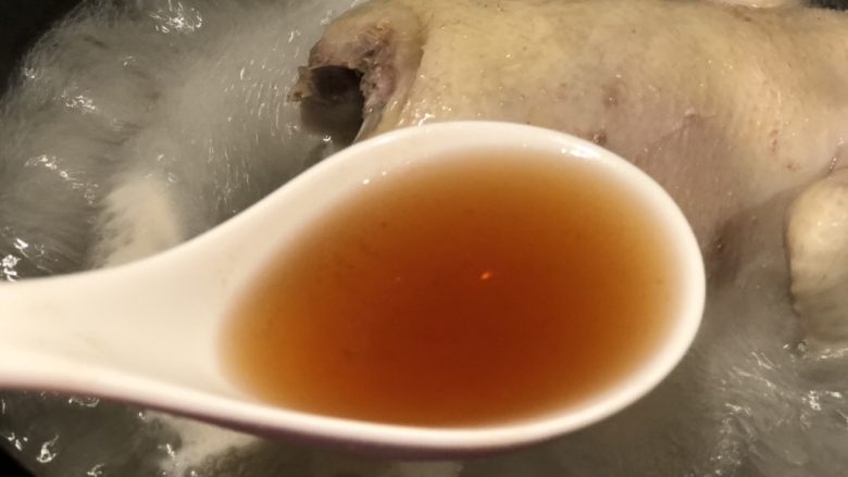 一锅两吃-老鸡慢炖,继续下一步
加入适量<a style='color:red;display:inline-block;' href='/shicai/ 718'>料酒</a>(多少按各自喜好放入)