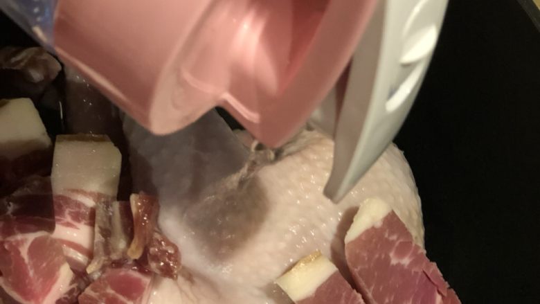 一锅两吃-老鸡慢炖,加入饮用水,水量以盖过鸡身为标准