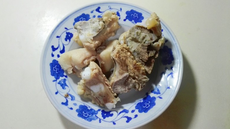 天太冷了~喝碗花椒萝卜骨头汤,和冷水一起烧开撇去浮沫,再温水冲洗干净