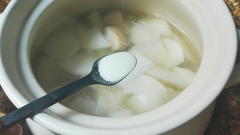 天太冷了~喝碗花椒萝卜骨头汤,烧一小时放盐,再烧十分钟