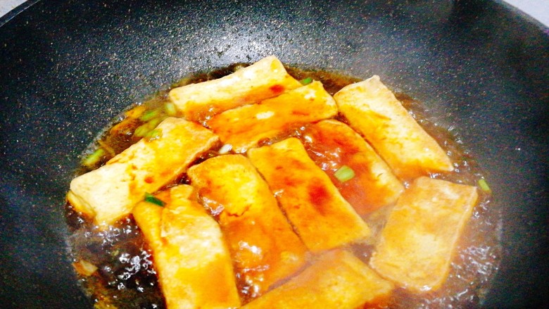 糖醋菜+糖醋脆皮豆腐,加入煎好的豆腐片,小火慢慢收汁