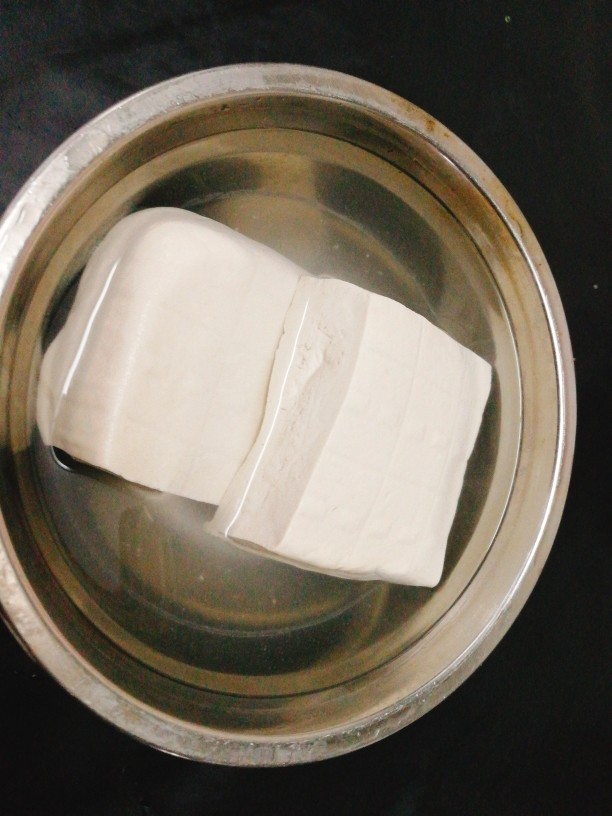 糖醋菜+糖醋脆皮豆腐,<a style='color:red;display:inline-block;' href='/shicai/ 4986'>老豆腐</a>买回来再用淡盐水浸泡,这样比较好煎