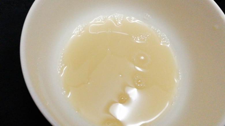 最爱包子+蔬菜肉包子,酵母粉,<a style='color:red;display:inline-block;' href='/shicai/ 3729'>白糖</a>用少量温水混合并激发。