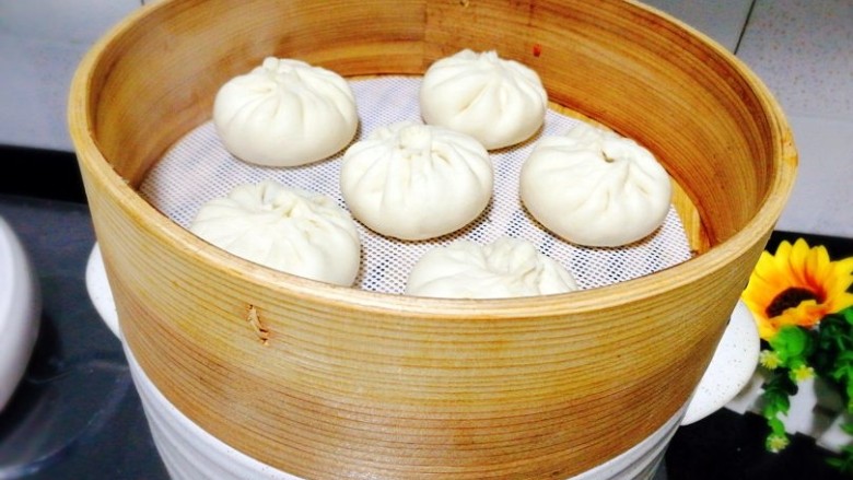 最爱包子+蔬菜肉包子,大火煮开后转中小火蒸20分钟,焖5分钟引即可