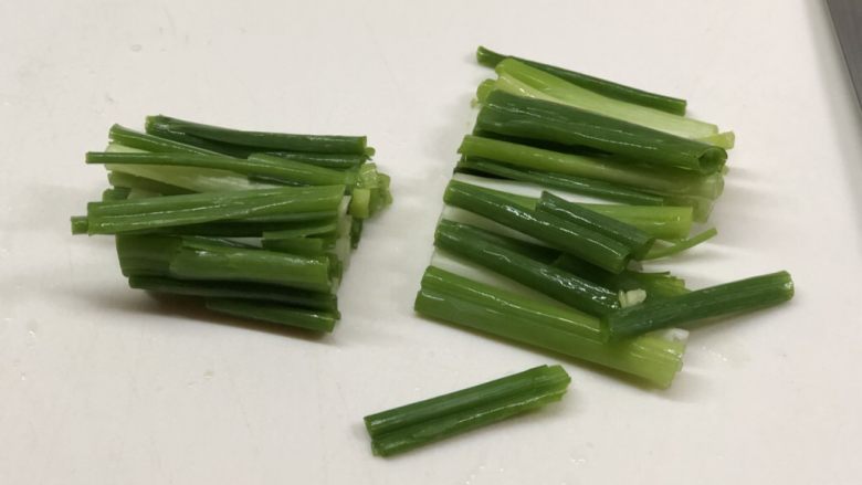 一锅两吃-白斩老鸡,4/5切段,1/5切成葱花