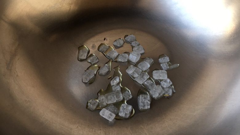 小鸡炖蘑菇,锅热后放入冰糖,冰糖溶化后变成深褐色时,糖色炒好。这步也可略去,直接把冰糖与佐料一起放入。