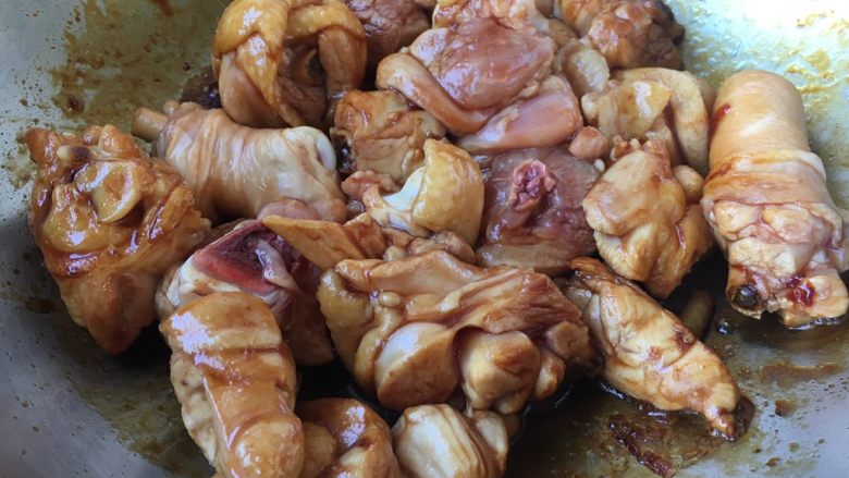 小鸡炖蘑菇,糖色炒好后放入鸡块,翻炒鸡块,使鸡块上色均匀。