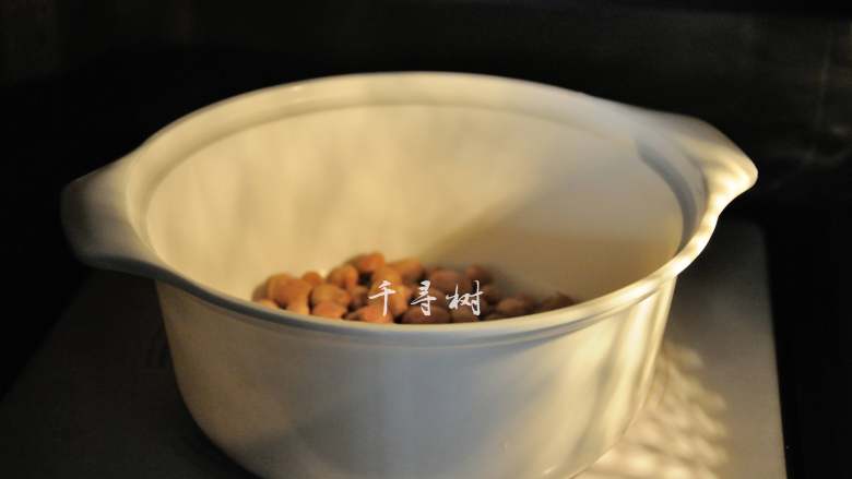 外甜里酥的糖霜花生,将花生放入微波炉,150克的花生我用了2分半就微波熟透了,先微波上1分钟,取出翻下,再微波1分钟,取出看看情况,稍欠点火候的话再微波上半分钟。