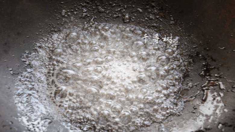 外甜里酥的糖霜花生,小火加热,糖汁开始冒泡,泡泡大小不一,也不密集。继续加热,泡泡开始密集,大泡泡多起来。