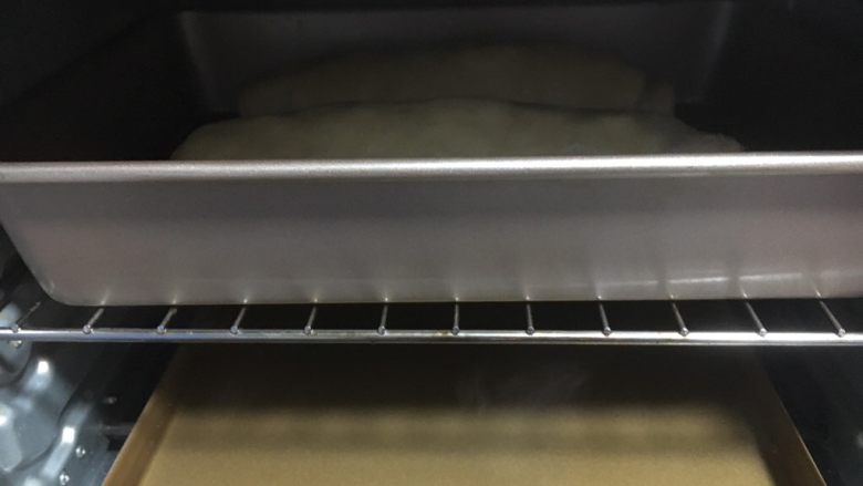 最爱面包➕新疆三果大列巴,放入烤箱进行第二次发酵,我的烤箱没有发酵功能但是不影响发酵,烤箱下边放一盘开水(我换了2次开水),静置发酵约40分钟~60分钟左右。