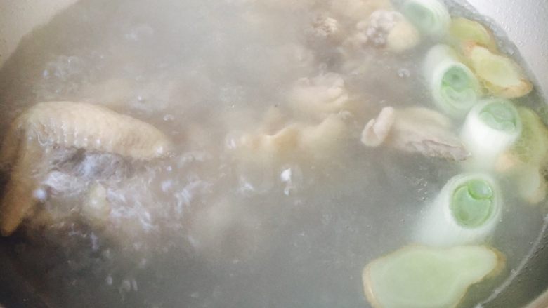 鸡汤小米栗子粥,大火煮开,小火炖煮1个小时。