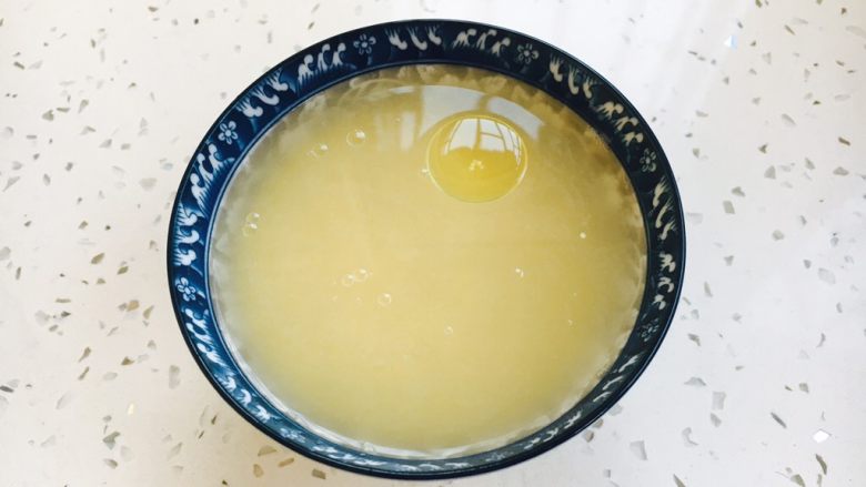 鸡汤小米栗子粥,把小米清洗干净,用温水泡10分钟,在水里加两滴橄榄油。
