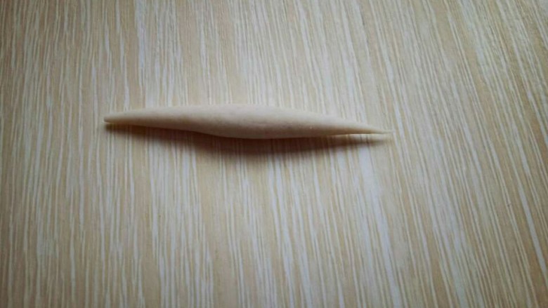 凉拌莜面鱼鱼,用手掌心来回搓,搓成鱼鱼状,如图。
