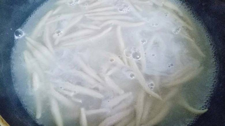 凉拌莜面鱼鱼,锅中烧水,水开后下入鱼鱼莜面,煮熟后捞出。