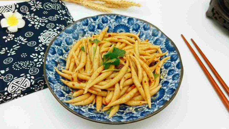 凉拌莜面鱼鱼,放入碗中,加入调料拌均匀即可食用。