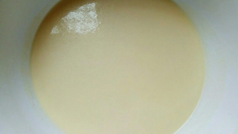 水果千层蛋糕,过滤好的千层糊非常细腻,盖上保鲜膜放入冰箱冷藏45分钟。