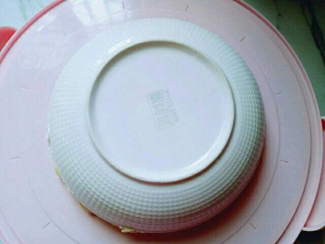 水果千层蛋糕,将做好的饼皮叠加一起,上面放一块盘子,将边上不规则的饼皮用刀切掉。(不切也可以)不影响口感哈(^_^)