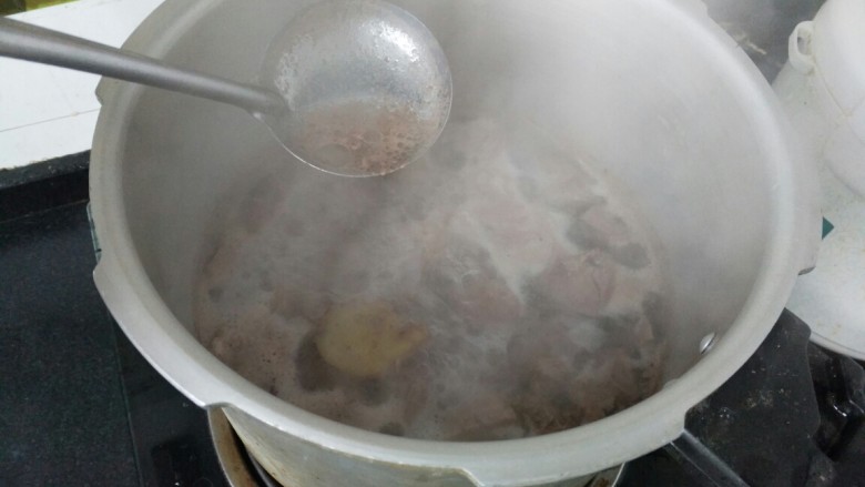 ≈羊肉火锅≈,浸泡好的羊肉,入锅中焯水,去血沫子