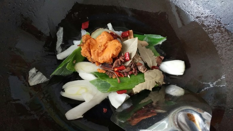 ≈羊肉火锅≈,倒入香料和火锅料,炒出香味