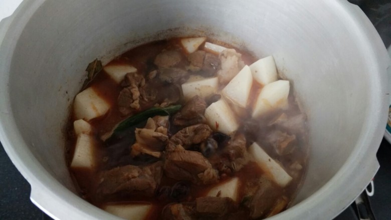 ≈羊肉火锅≈,我这里用高压锅煮,快一些,把羊肉,萝卜倒入高压锅中,上汽后,煮10分钟即可