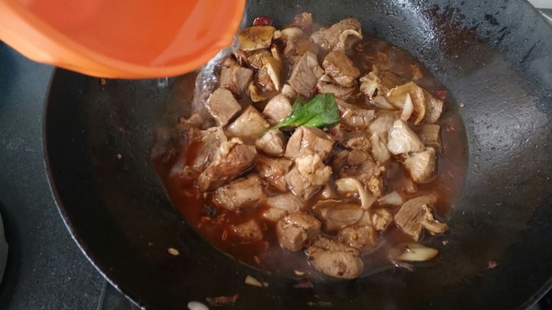 ≈羊肉火锅≈,接着加入能没过食材的水,开大火煮