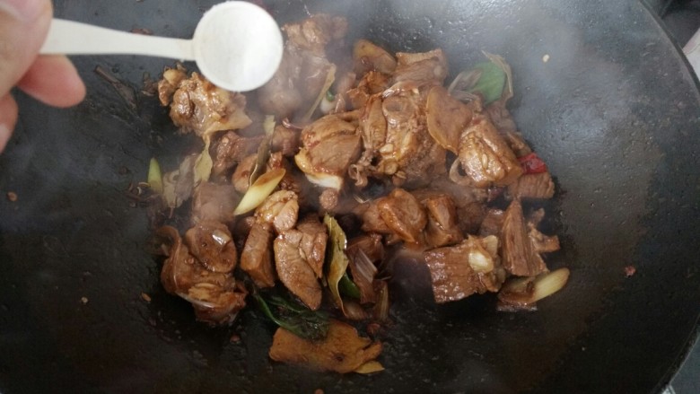 ≈羊肉火锅≈,加盐,白糖翻炒均匀