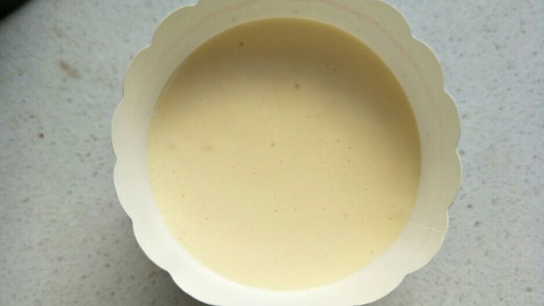 无水纸杯蛋糕,一个杯子加入打好的蛋糕液,大概八到九成满即可。