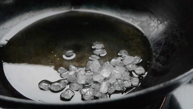 卤猪脚,油烧热,倒入冰糖