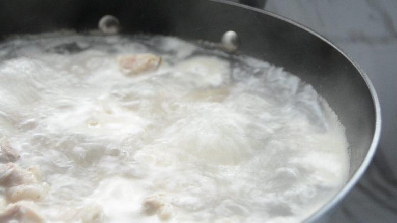卤猪脚,烧开之后撇去浮沫,再煮1分钟